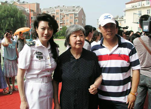 张山(右),王静(左)与母校青岛三十九中学恩师合影